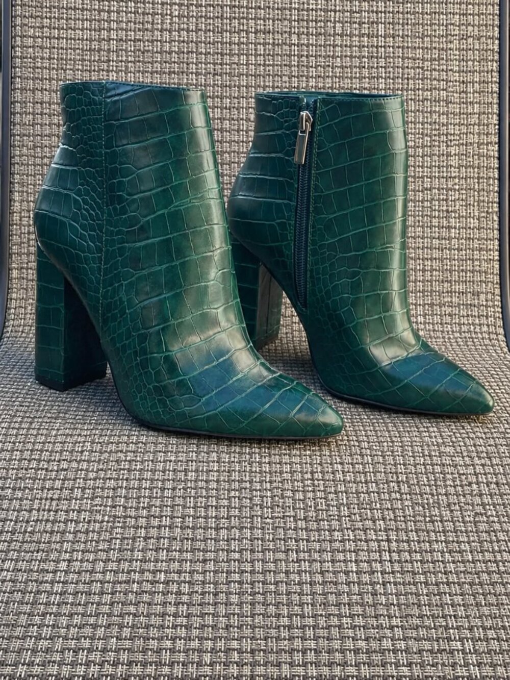 JustFab Rosamund Green Crocodile Embossed Ankle Boots Block Heel Booties Sz 7